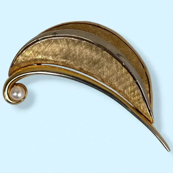 Vintage Boucher Gold Tone Pearl Swirl Brooch - Picture 1 of 7